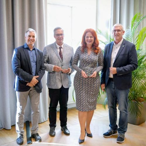 © Land Tirol/Dominik BO Ehrenpreis für Bildungsdirektor Paul Gappmaier und Landesrätin Cornelia Hagele